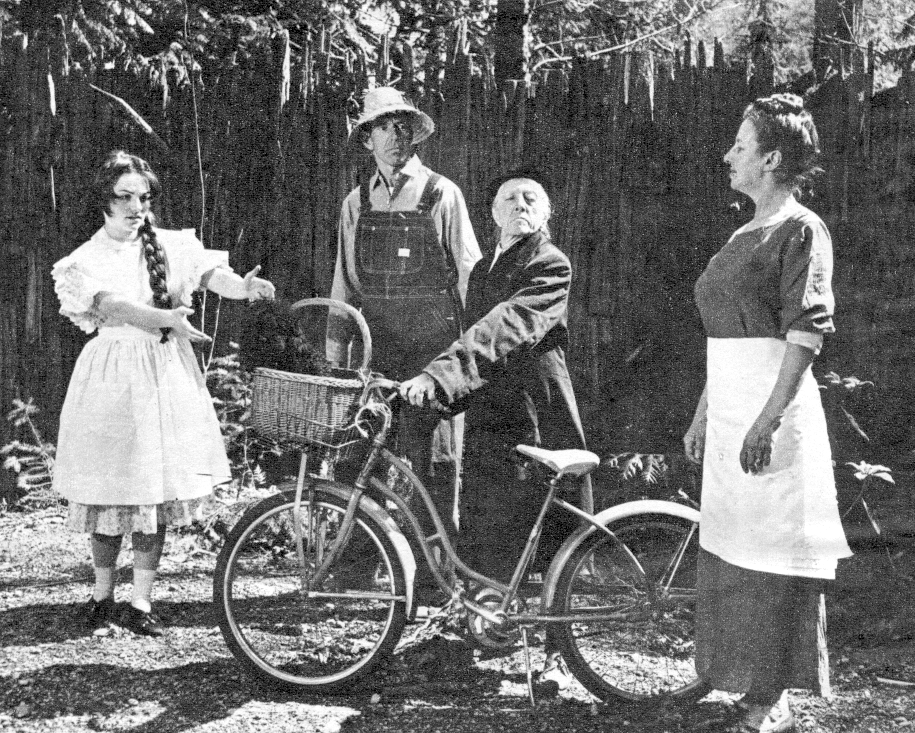 Dorothy (Ann Russell), Uncle Henry (Tom Allen), Toto (Toto), Miss Gulch (Harriet Walker), and Aunt Em (Gertrude Whitham)